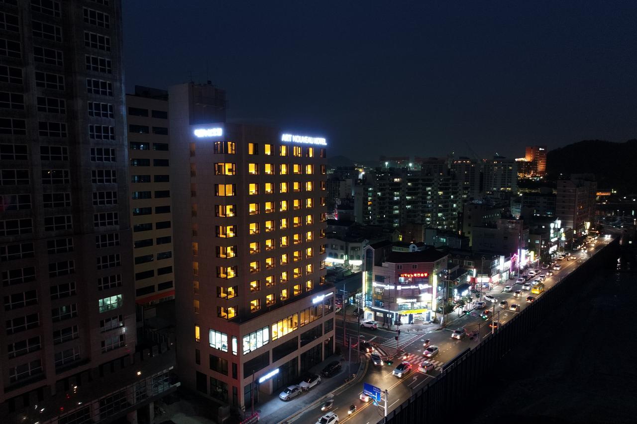 Geoje Artnouveau Suite Hotel Bagian luar foto