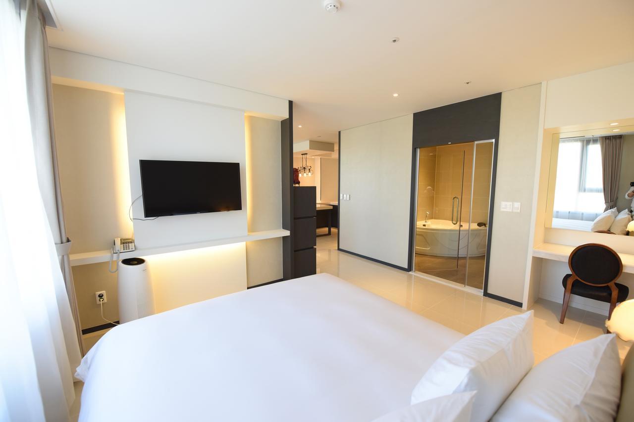 Geoje Artnouveau Suite Hotel Bagian luar foto