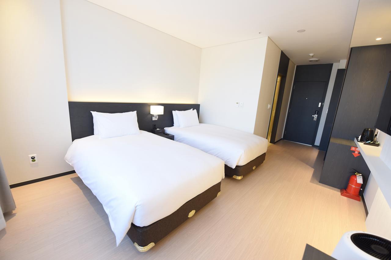 Geoje Artnouveau Suite Hotel Bagian luar foto
