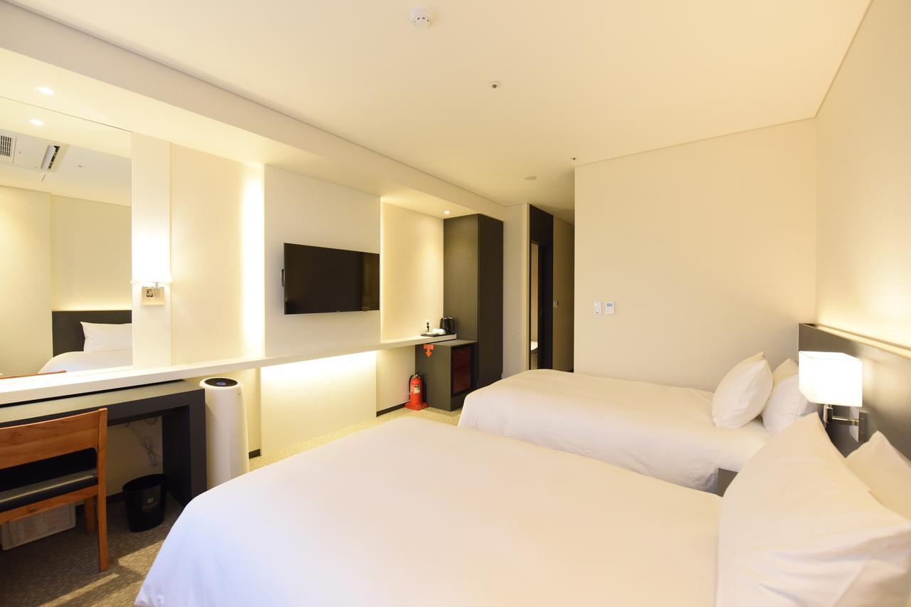 Geoje Artnouveau Suite Hotel Bagian luar foto