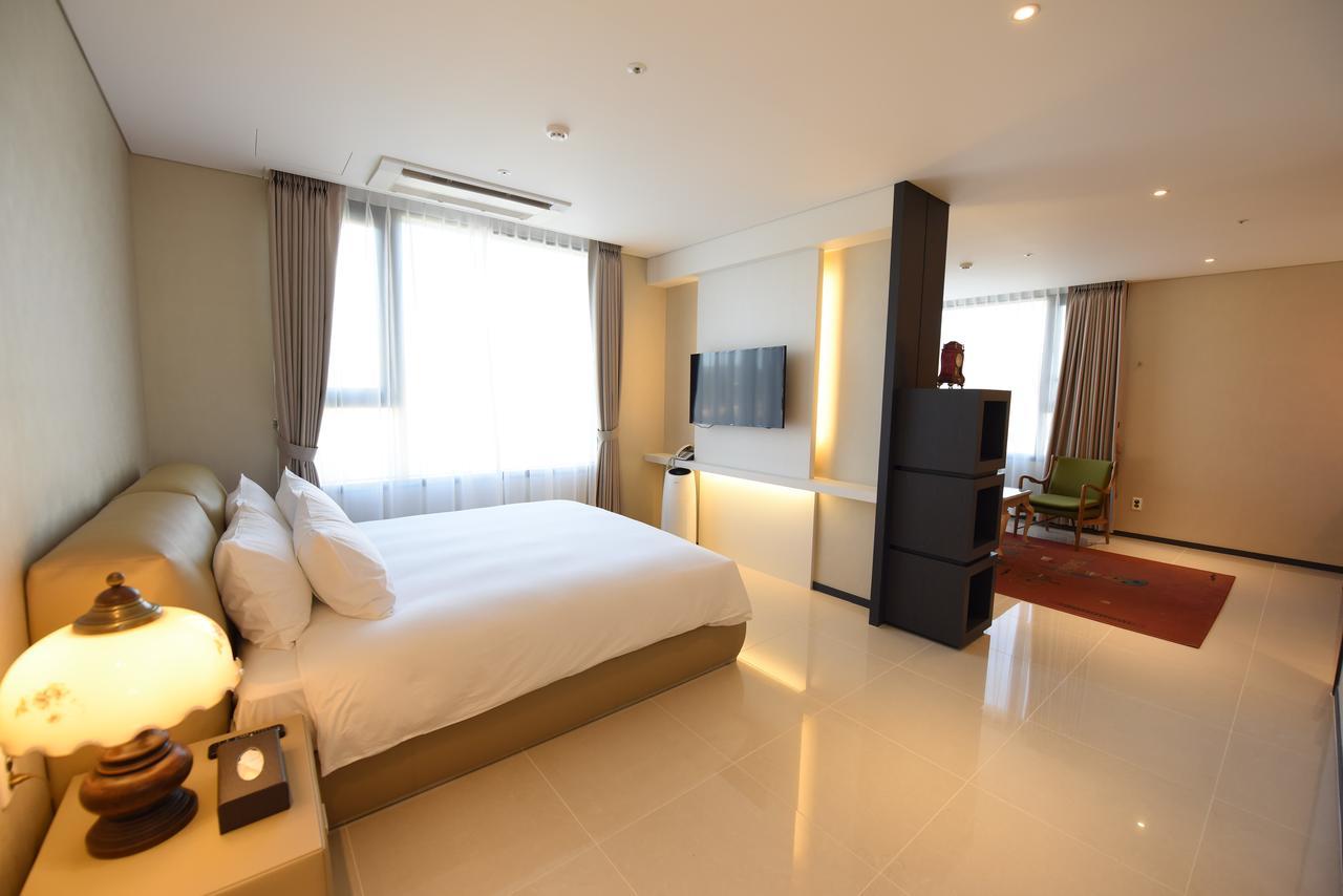 Geoje Artnouveau Suite Hotel Bagian luar foto
