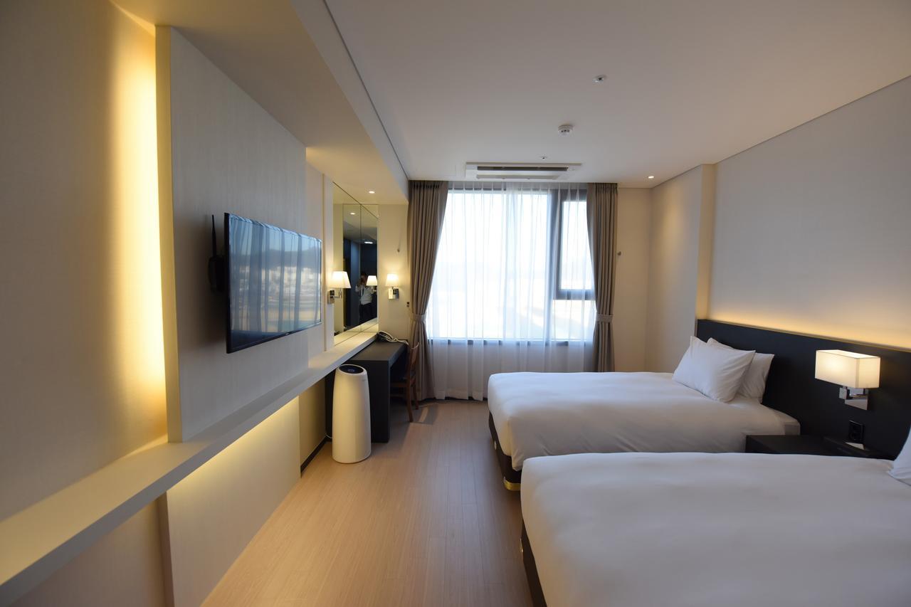 Geoje Artnouveau Suite Hotel Bagian luar foto
