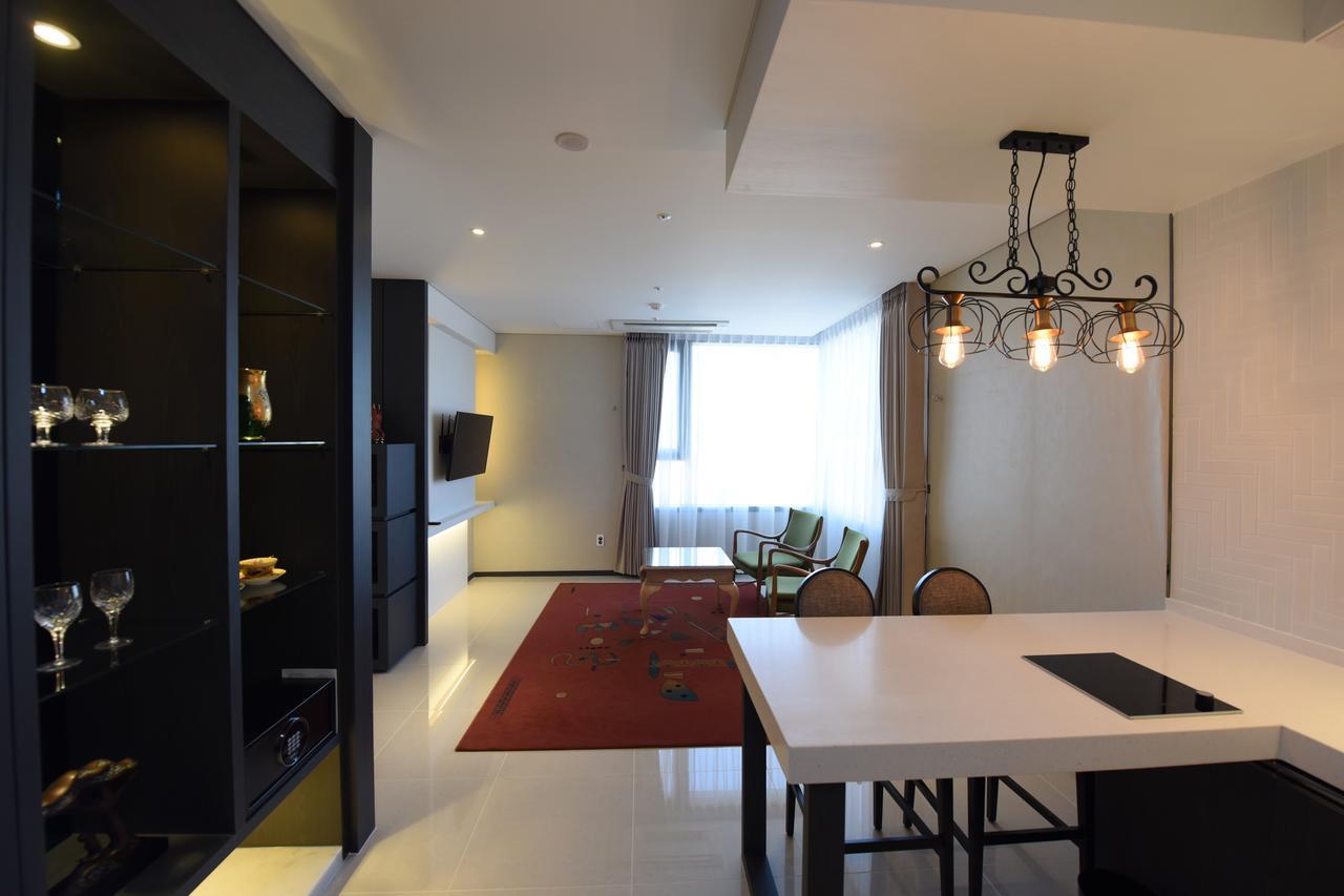 Geoje Artnouveau Suite Hotel Bagian luar foto